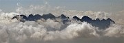 73 Il Resegone, avvolto nei nebbioni, fa vedere per un attimo le sue punte 